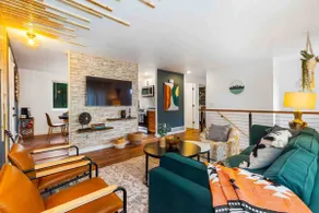 Luxury Living - Kirkland Stylish Home - Prime Spot - Image 3