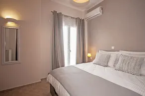 Veldi Art - Kamari Beach Apartment - Image 4
