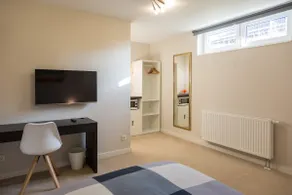 Modern room, private entrance/bathroom - Image 2
