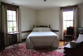 Historic suite for 2 by river. Porch & Kitchenette - Image 4