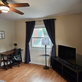 Cozy apartment minutes from lake - Image 3