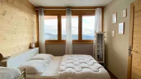 Le Refuge du Trappeur, view and wood-burning stove - Image 2