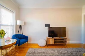 Stylish and Comfy Retreat 10 Minutes from Wrigley - Image 4