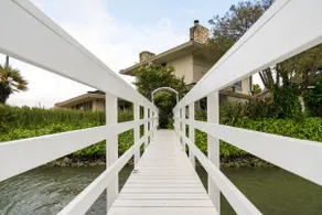 Luxury Tranquil Waterfront Haven w/Pool & Spa - Image 2