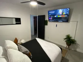 5 guest, queen size bed. 7-1 game table - Image 4