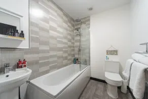 Hull Ground Floor 1 Bedroom Apt 3 beds Spacious Jesouth Striking - Image 5