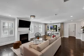 Gorgeous renovated home Near Uptown/Southend - Image 2