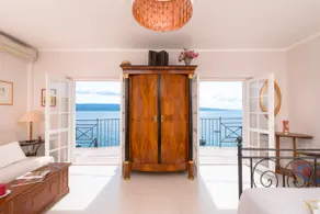 Seafront Villa near Omiš with direct beach access - Image 2