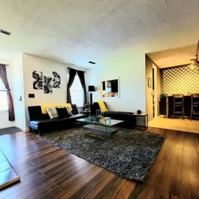🦾HI-TEK MANOR🤖Central Location🗣️ Two 75in 4k LED TV'S🚀1GB internet🖥️ - Image 4