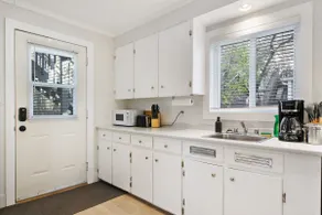 Cozy downtown 1bed - Parking, Smart TV, Laundry - Image 5
