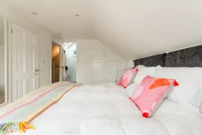 Georgian townhouse in famous Suffolks area - Image 4