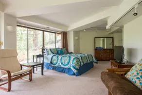 Bright, Unique Apartment in Heart of Wine Country - Image 4