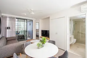 Elite elegance 2BR@Hamilton APT with Parking - Image 3