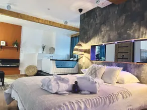 Loft with Jacuzzi and private cinema - Image 2