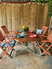 DOG FRIENDLY little bungalow with patio & private driveway - Image 5