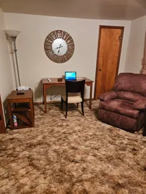 Spacious Upper 1 Bedroom Apartment - Image 4