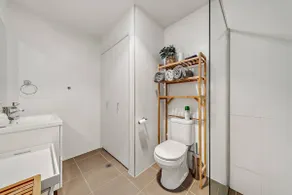 Gorgeous sunkissed apartment with quiet leafy view - Image 3