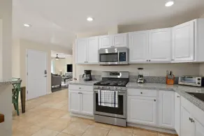 Newly Renovated 4B/2Bth Great Spot for Work or Fun - Image 3