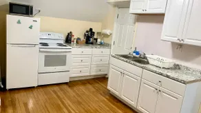 Lovely 1BR APT, close to colleges - Image 3