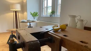 Bright & spacious, in a historic setting - Image 3