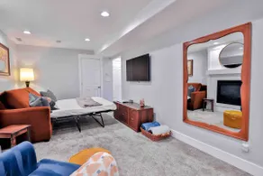 Entire home with basement, sleeps 12+ - Image 5