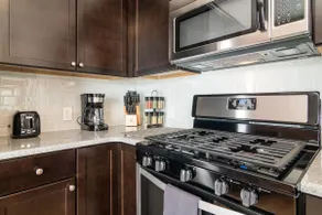 Rennovated Midtown Historic Flat with 2 Full Baths - Image 3