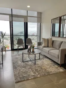 Sky view luxury Condo 2BR close to restaurants - Image 4