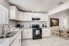 Spacious home 15 minutes to down town Vegas - Image 2