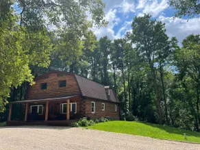 Stunning Log Home by Lake Geneva - Image 4