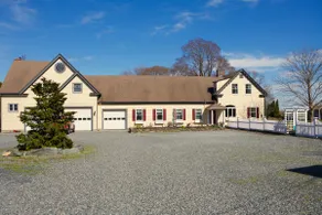 Farmhouse Apartment Tucked Away 3 miles from beach - Image 3