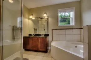 Lake Life Luxury w/ Beautiful View Balcony & Pool - Image 3