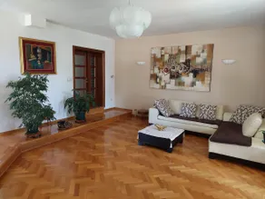 Cheerful 4-bedroom villa with free parking spot - Image 5