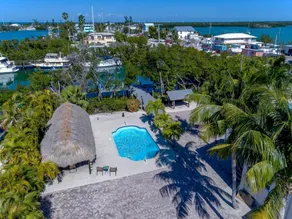 Incroyable mise à jour Waterfront 5 BR House avec Tiki géant, piscine et immense quai - Image 3