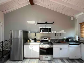 Bright High Ceiling Bachelor near LAX/Beaches/Sofi - Image 4