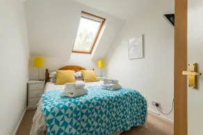 Lake View - Cotswold Lakeside Lodge - Image 5