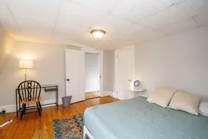 5 BD|2 BA Victorian on 2 floors w/ parking - Image 2