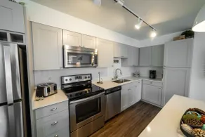 Big 2 bedroom/king beds/Corner Unit/ + parking - Image 3