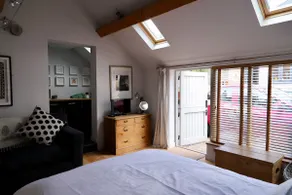 Cosy studio with off street parking - Image 3