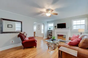 Fenced in Yard, 2 Queen Beds, Downtown! - Image 2