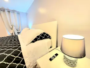 CoZy SuItE/walk 2 train - free parking - Image 5