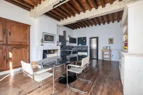 Chic manor apartment, expansive garden, near pool - Image 3