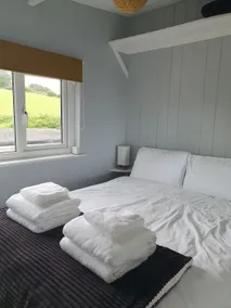 Beautiful one bedroom apartment with uninterrupted ocean views and on site parking - Image 5