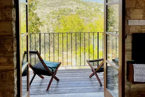 Traditional Gem: Breathtaking Views, Unique Garden - Image 3
