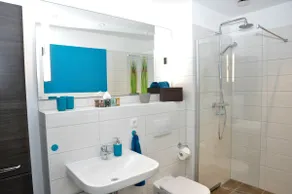 Modern one-room apartment with two single beds - Image 5