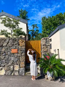 Private house with pets allowed · Relaxing by the fire · Jacuzzi. Jeju-style accommodation, Daldam Aewol - Image 4