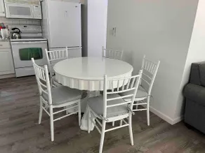 #4 Round Lake Guest House - Image 5