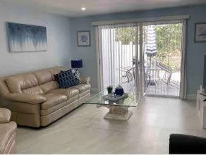 Coastal themed home near beach and airport - Image 2