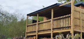 Secluded garden lodge with free parking. - Image 3