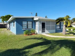 Downtown Cottage - Walk to the Beach & Restaurants - Image 4