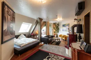 Air-conditioned top apartment + 9 m² green terrace - Image 2
